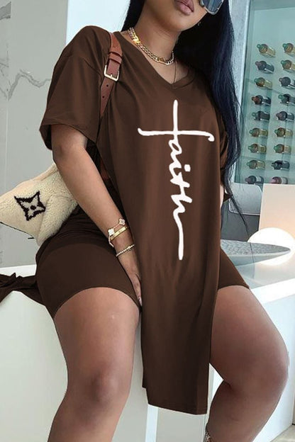 45% Korting🎉T-shirt en short met letterprint en V-hals met split opzij, 2-delige set